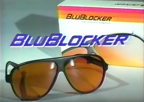 Las gafas de "bloqueo de la luz azul" de hoy pueden ser más elegantes, pero la intención es la misma que la del infomercial de los 90. Las gafas de "bloqueo de la luz azul" de hoy pueden ser más elegantes, pero la intención es la misma que la del infomercial de los 90.